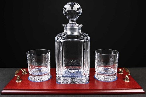  DECANTER AND TWO GLASSES ON WOOD TRAY